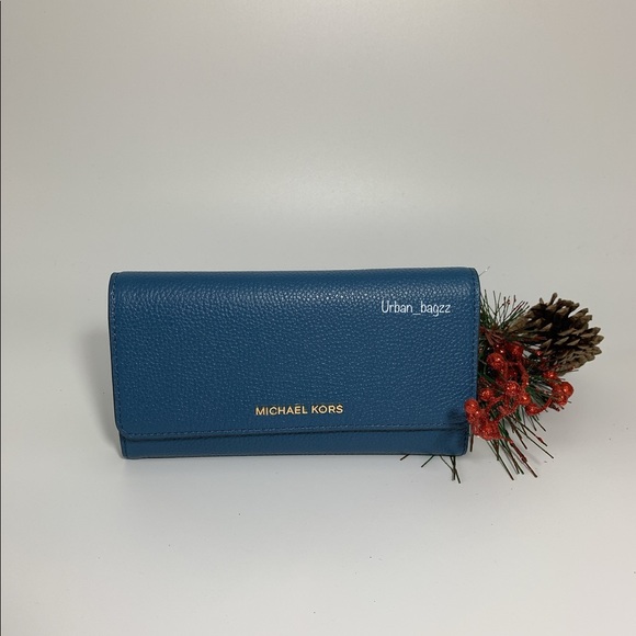 Michael Kors Handbags - Michael Kors Jet Set Large Trifold Wallet